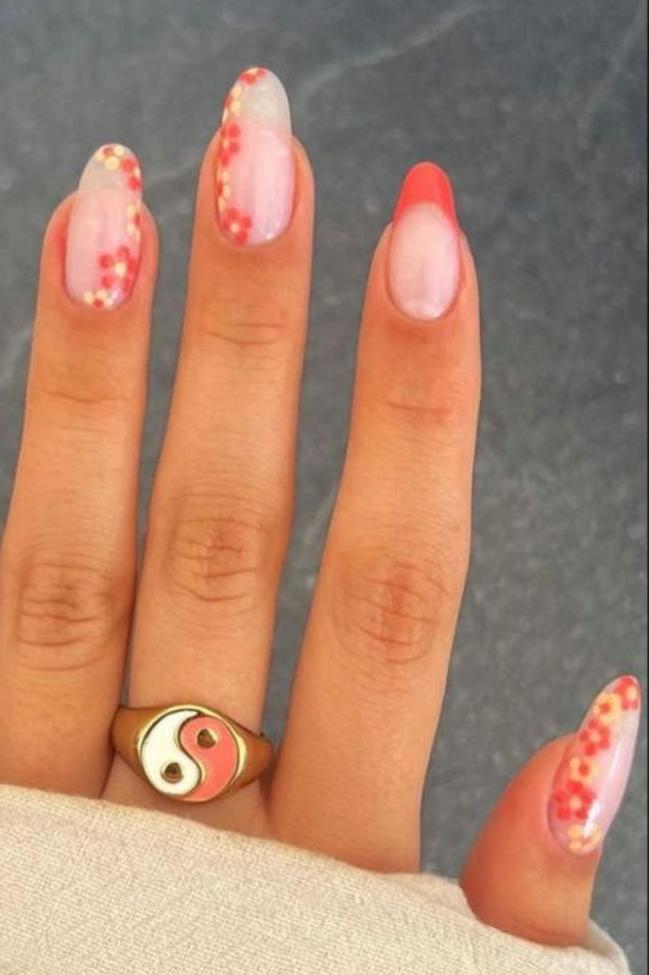 Manicura de coral para el verano